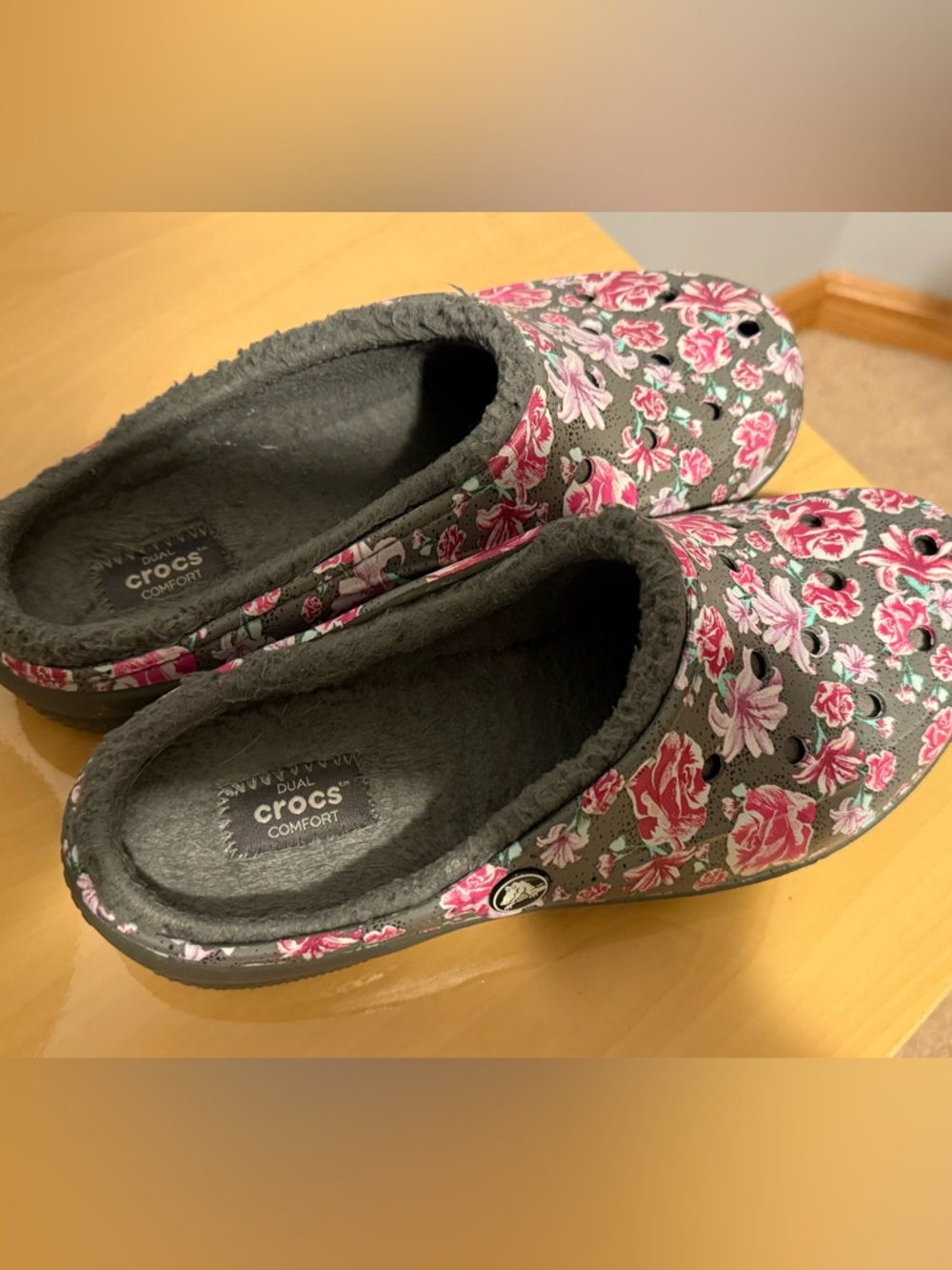Crocs Freesail graphic lined croc, women’s 8, floral, fleece lined, gray, pink - Picture 3 of 7